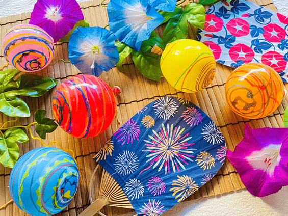 夏祭りのうちわとヨーヨー